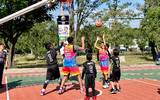 Se observa a los niños jugando basquet