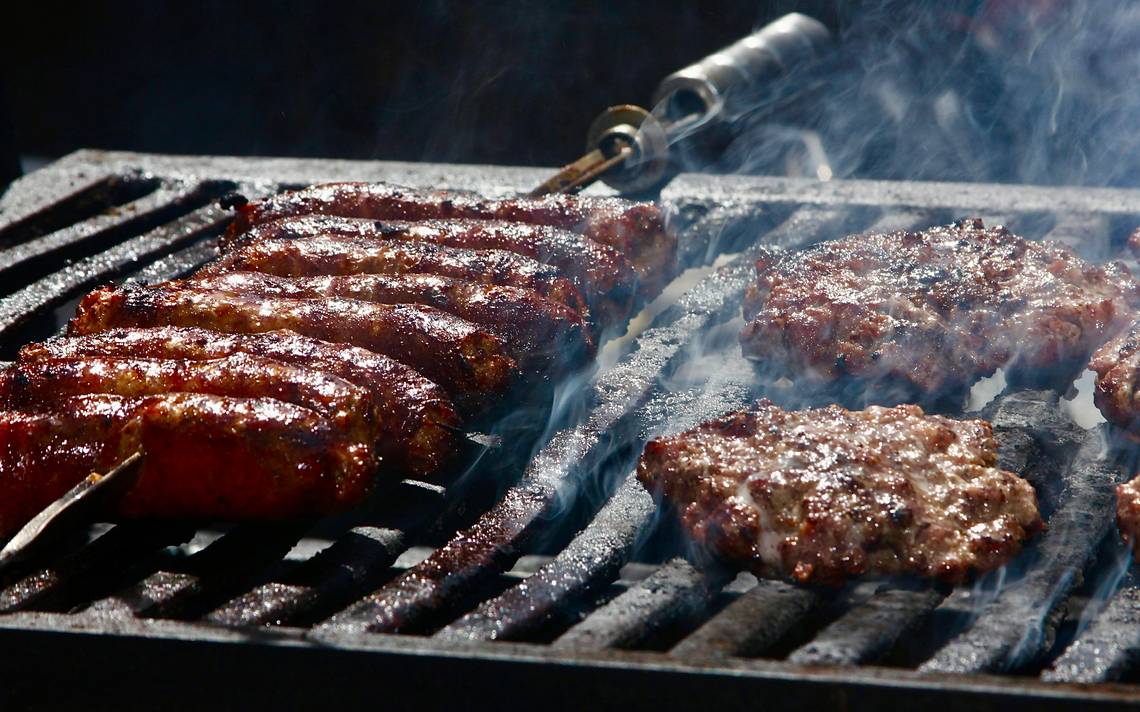 Organiza carnes asadas con la plancha de cocina que supera las