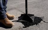 Foto. Cortesía. | Solo se necesita limpiar el bache, rellenarlo en capas de 2.5 cm y apisonarlo.