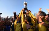 Se observa al equipo Oro festejando con la COPA