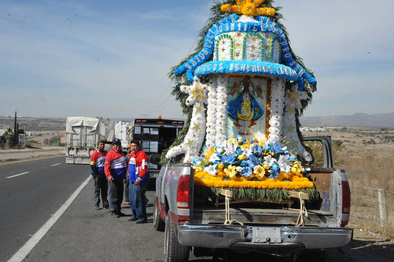 Fieles comen 'tierritas' de la Virgen de San Juan de los Lagos