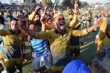 Se observa al equipo oro festejando