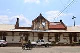 Se observa la estación del tren vieja y abandonada