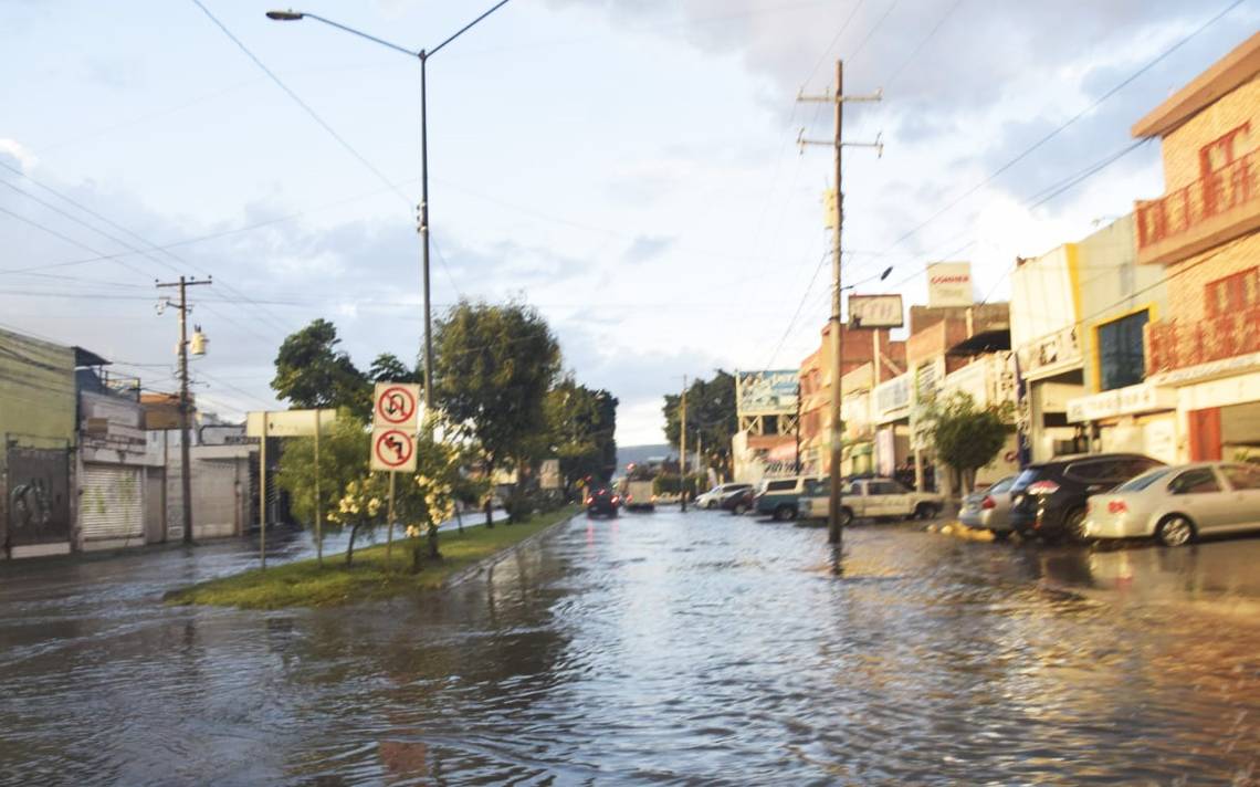 Lluvia Deja Encharcamientos En Algunos Bulevares - El Sol De León ...