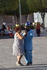 Se observa a personas bailando en el expiatorio