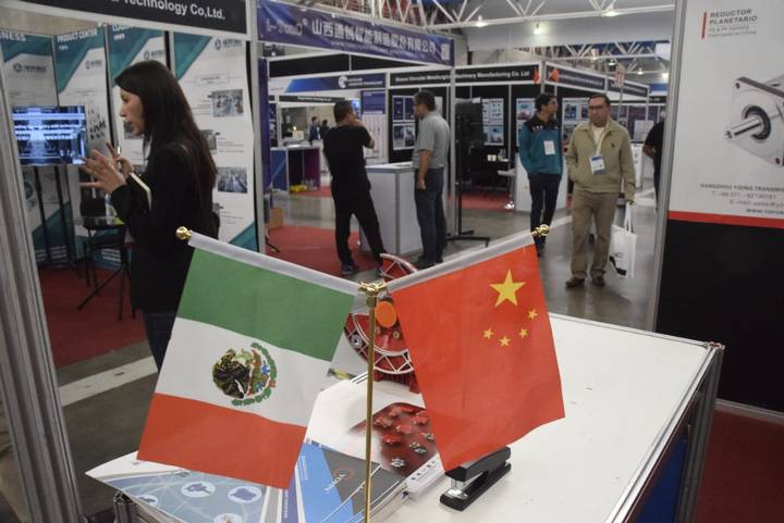 Se observa una bandera de China y México